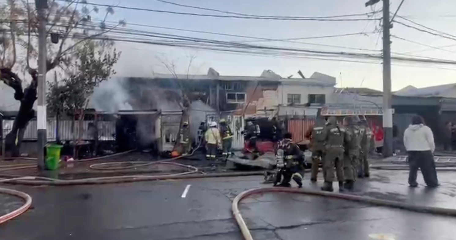 Una persona muerta y otras tres con quemaduras deja incendio que destruyó cuatro casas en Puente Alto