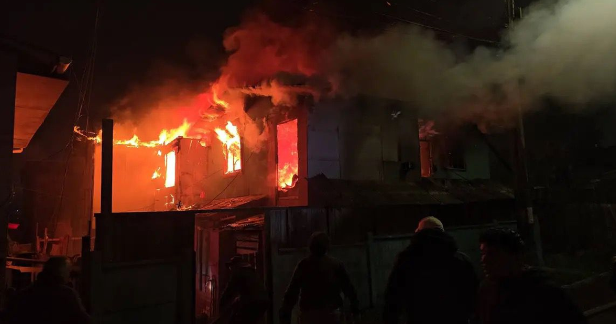 Al menos dos casas destruidas deja incendio en sector Cerro Arena de San Antonio