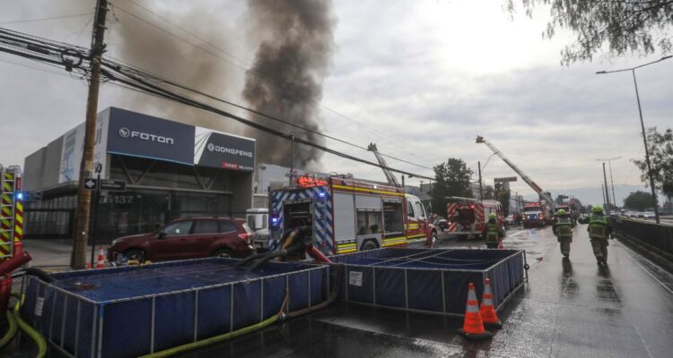 Indagan si hubo intencionalidad en gran incendio de Cerrillos: habría comenzado en dos puntos