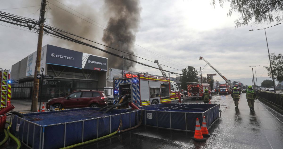 Indagan intencionalidad de incendio en procesadora de caucho en Cerrillos: comenzó en dos puntos