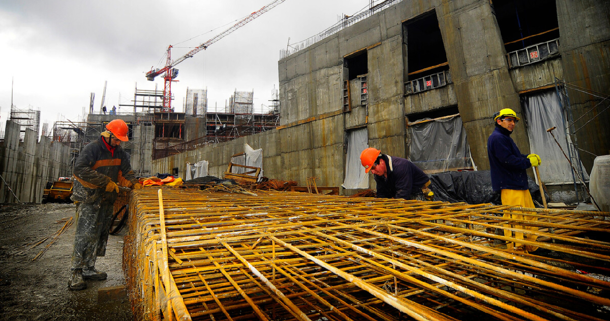 Sector inmobiliario sigue bajo presión: costos de construcción suben ante último “shock” del petróleo