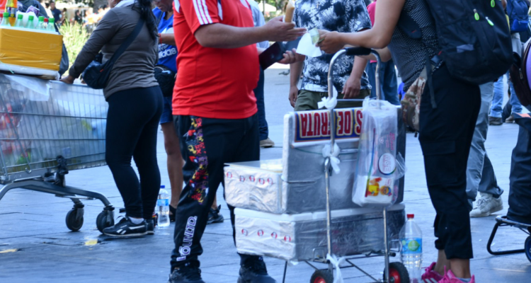 Foto de comercio informal para contextualizar informalidad laboral.