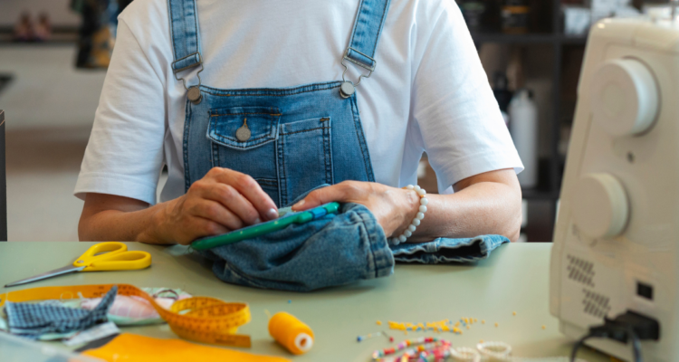 Mujer trabajando en emprendimiento