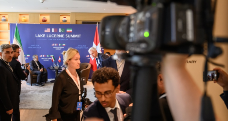 Catar anuncia inicio de negociaciones entre Irán y Estados Unidos en Suiza
