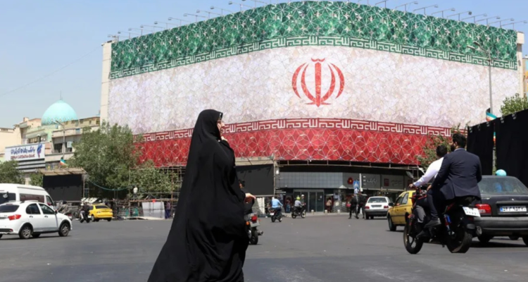 Una mujer iraní camina por una calle de Teherán