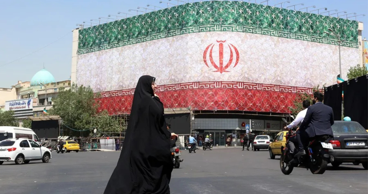 Una mujer iraní camina por una calle de Teherán