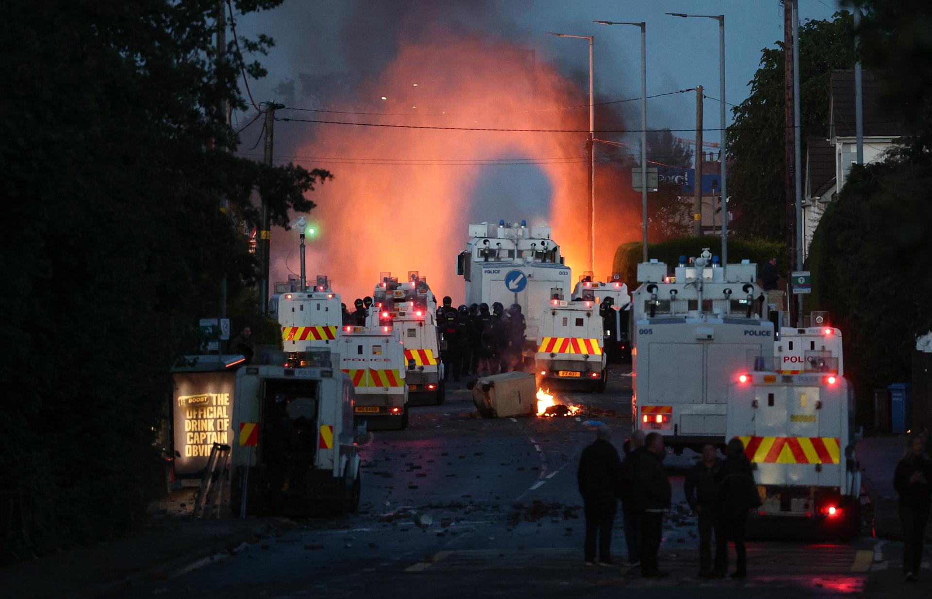La policía desplegó cañones de agua para extinguir incendios provocados por manifestantes en Belfast | EFE