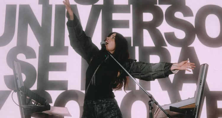 Javiera Mena en concierto