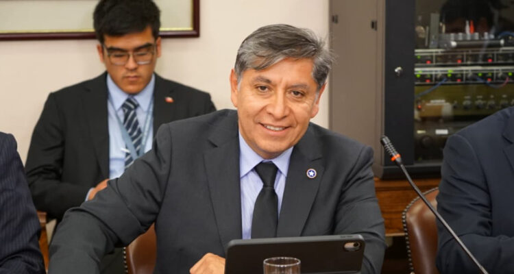 Proyecto busca que jueces y fiscales dejen causas si participan en actividades políticas