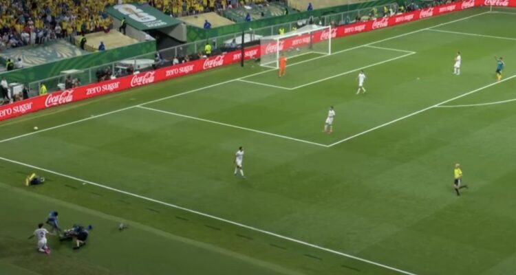 Jugador de Uzbekistán terminó enviando al piso al camarógrafo por pelear un balón en duelo con Colombia del Mundial