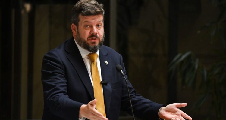 Kaiser rechaza levantar secreto bancario: “No estoy dispuesto a que un comunista acceda a mi cuenta”
