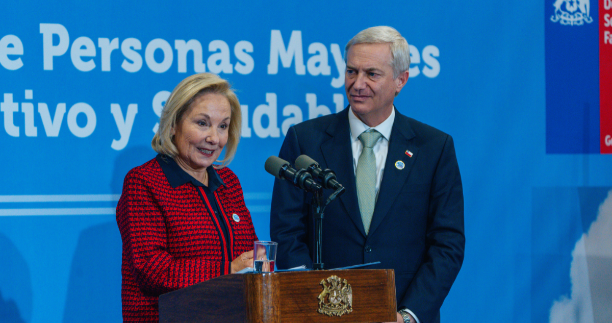 Kast firma carta para implementar Ley Integral de Personas Mayores, con presencia de Cecilia Morel