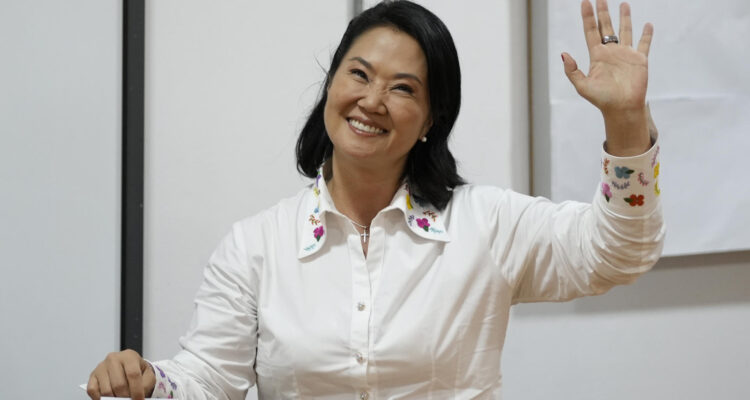 Keiko Fujimori logra el 52,7% de los votos frente al 47,2% de Sánchez con el 47% escrutado en Perú