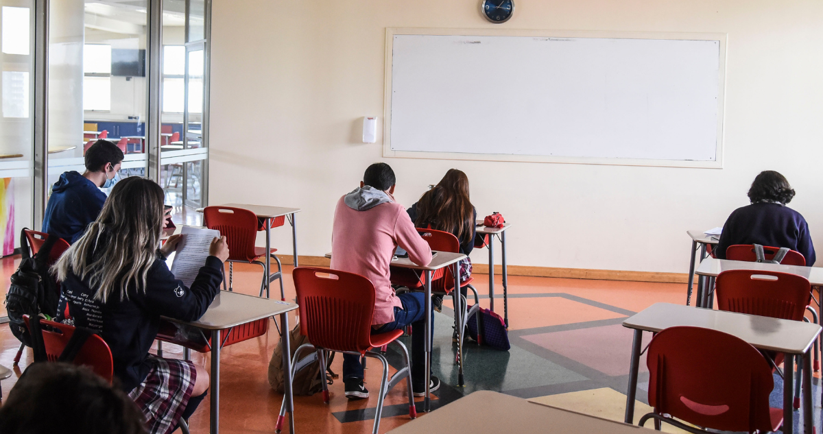 Foto de contexto de estudiantes en sala de clases.