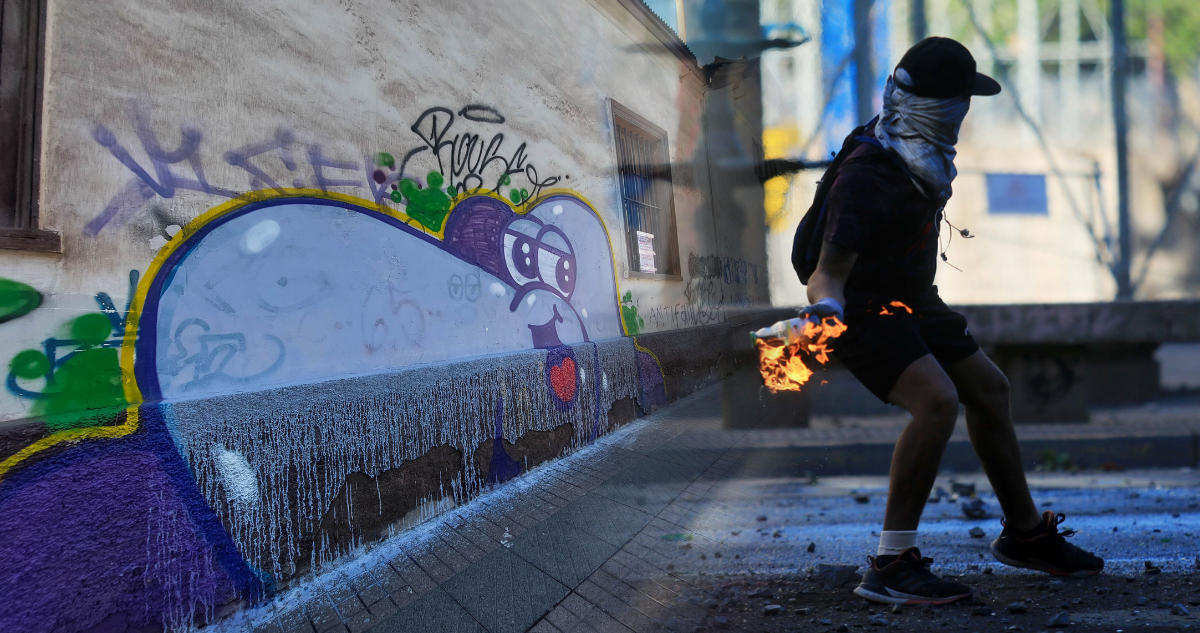 Foto de contexto de muro vandalizado con rayados y de hombre con una bomba molotov en la mano.