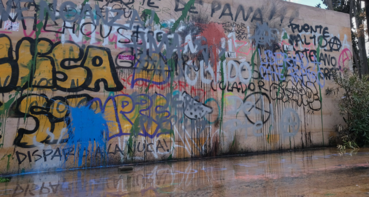 Muro vandalizado con rayados