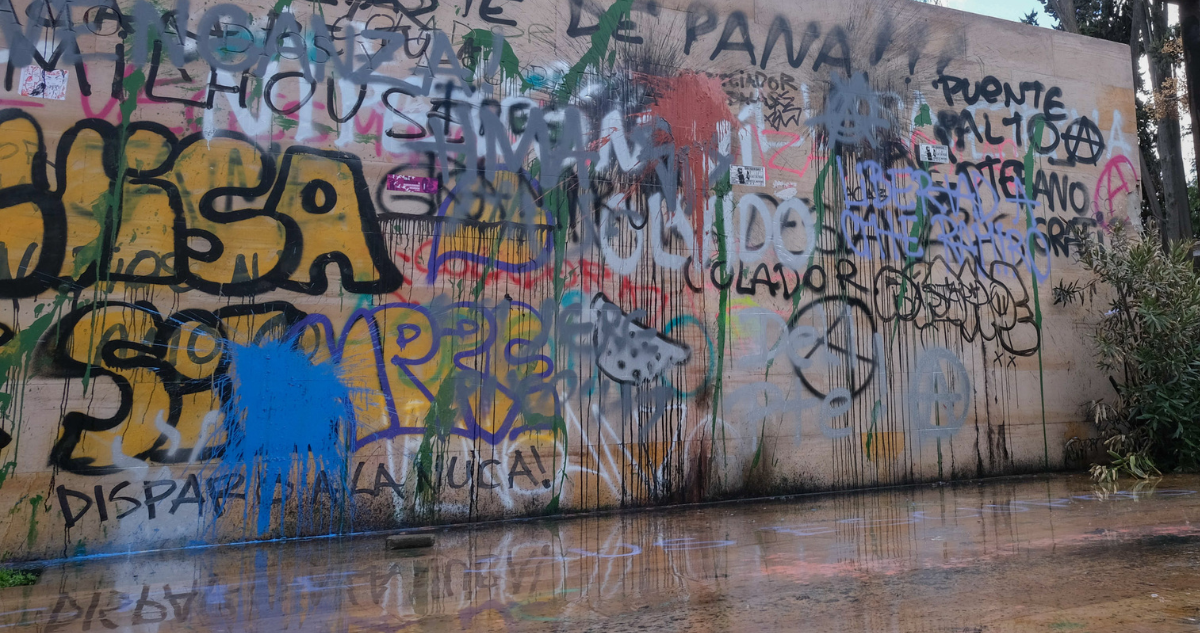 Muro vandalizado con rayados
