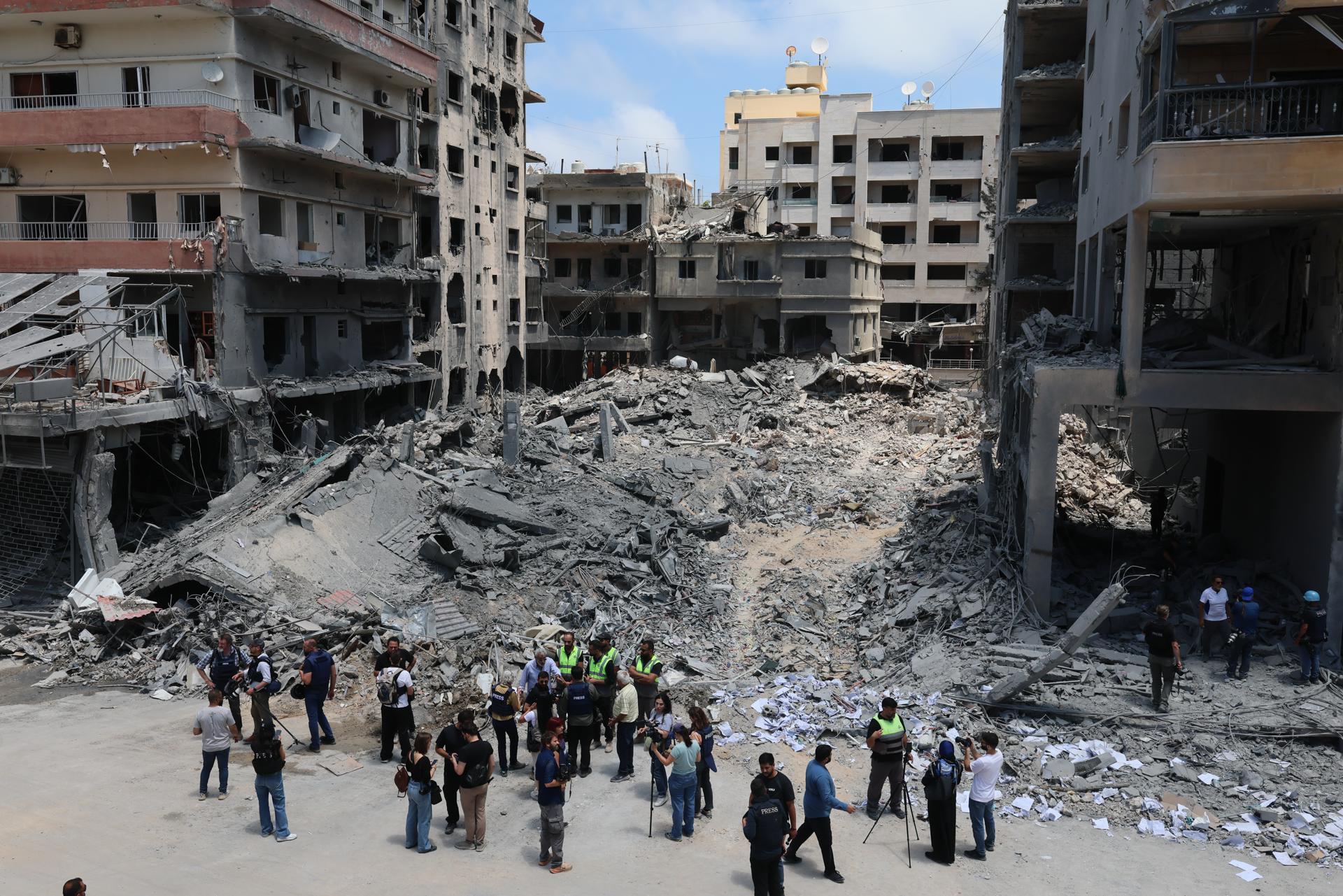 edificio destruido tras un ataque aéreo israelí que tuvo como objetivo la ciudad de Tiro, Líbano, el 2 de junio