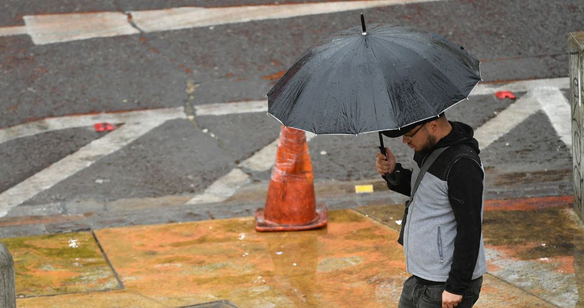 Llega el invierno: Advierten bajas temperaturas y posible lluvia para el Día del Padre en la RM