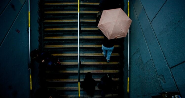 ¿Seguirá lloviendo en Santiago? Meteorólogo detalla el "debilitado" sistema frontal sobre la RM
