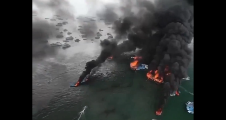 Enorme incendio consume más de una treintena de barcos en Ecuador