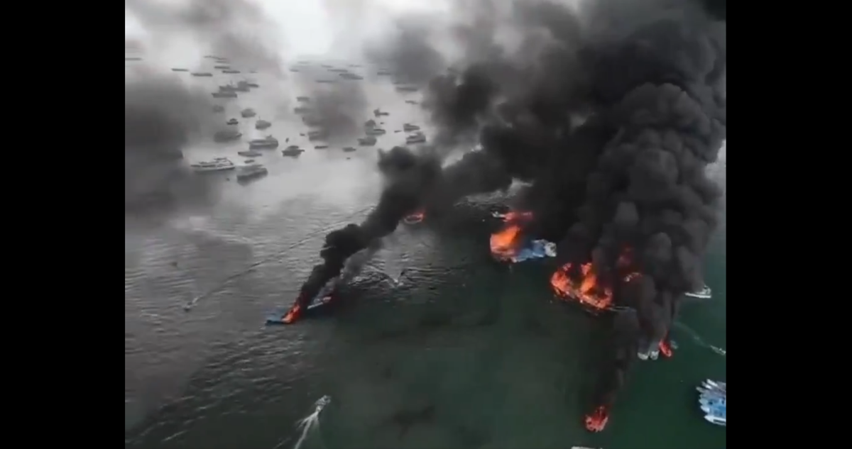 Enorme incendio consume más de una treintena de barcos en Ecuador