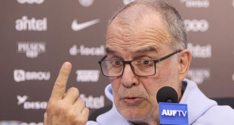 Marcelo Bielsa defiende la ausencia de Luis Suárez en su nómina de Uruguay para el Mundial