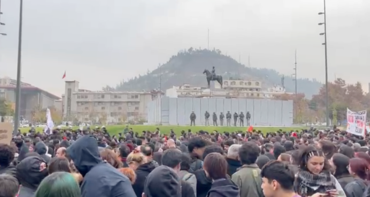 Estudiantes rechazan cambios de la Delegación RM y se reúnen en Plaza Baquedano por marcha Confech
