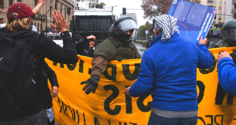Marcha en Santiago deja 35 detenidos, 3 civiles con lesiones y 3 carabineros heridos, según Delegación