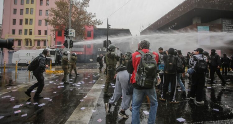 Incidentes entre estudiantes y Carabineros se registran en marcha con trazado no autorizado en la RM
