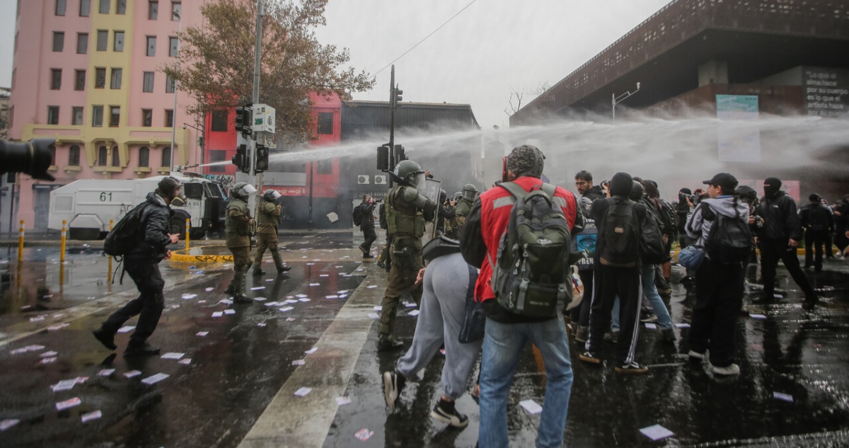 Incidentes entre estudiantes y Carabineros se registran en marcha con trazado no autorizado en la RM