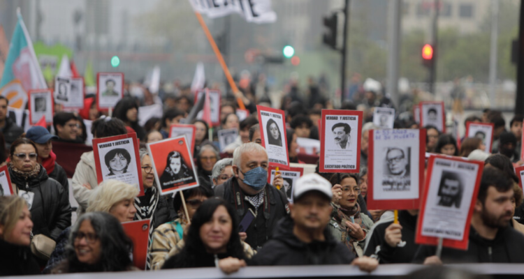 Marcha por los Derechos Humanos culmina sin incidentes en el centro de Santiago