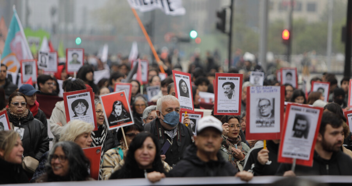 Marcha por los Derechos Humanos culmina sin incidentes en el centro de Santiago