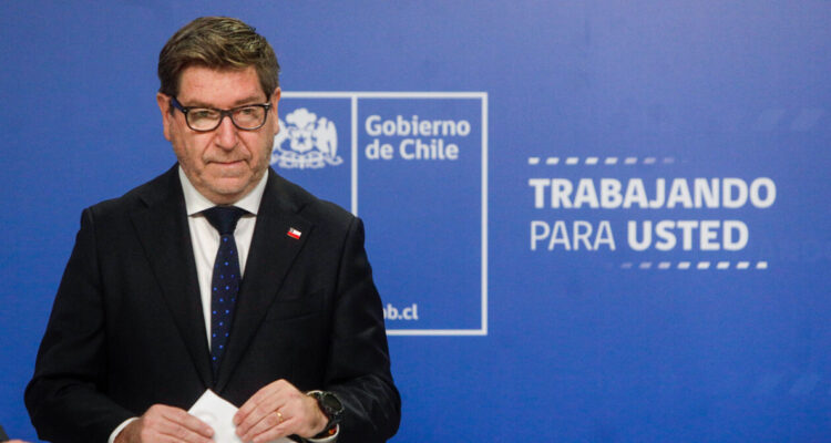 Ministro Mas se enfrasca en round con diputado Cuello criticando “incompetencia de comunistas”