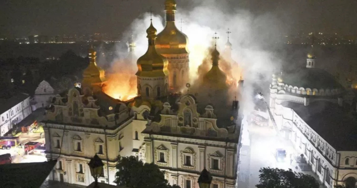 Bombardeo ruso en el Monasterio de las Cuevas de Kiev
