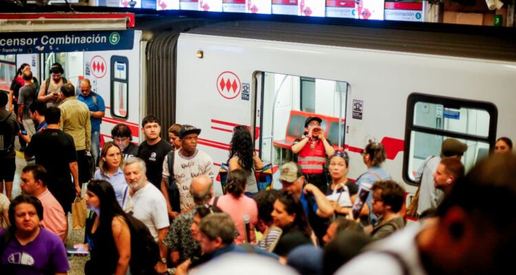 https://media.biobiochile.cl/wp-content/uploads/2026/06/metro-de-santiago-cierra-tres-estaciones-de-la-linea-1-por-persona-en-las-vias-750x400.jpg