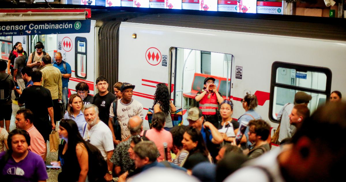 Metro de Santiago cierra tres estaciones de la Línea 1 por persona en las vías