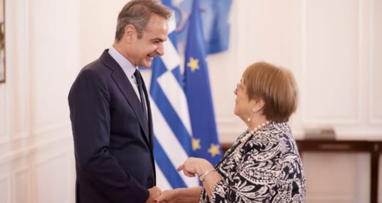 La expresidenta de Chile Michelle Bachelet y el primer ministro de Grecia, Kyriakos Mitsotakis