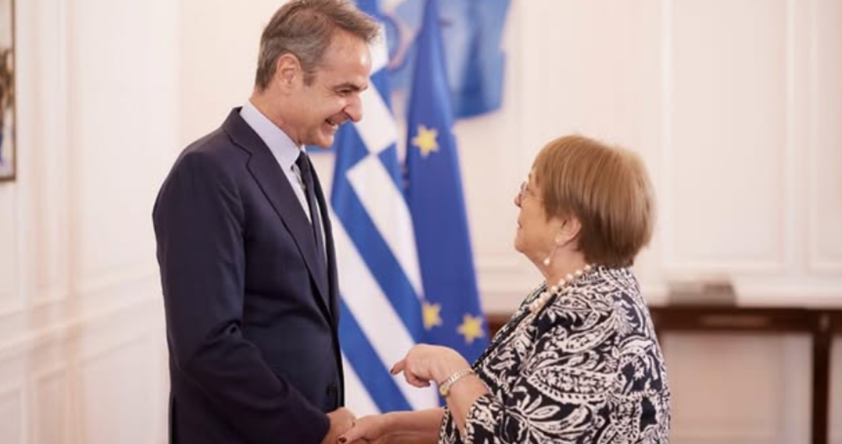 La expresidenta de Chile Michelle Bachelet y el primer ministro de Grecia, Kyriakos Mitsotakis
