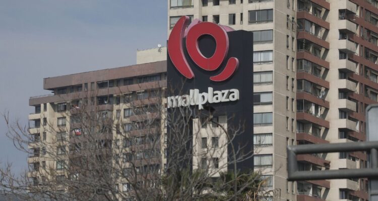 Millonaria indemnización para clienta de cafetería de un mall capitalino: le cayó botella en la cabeza