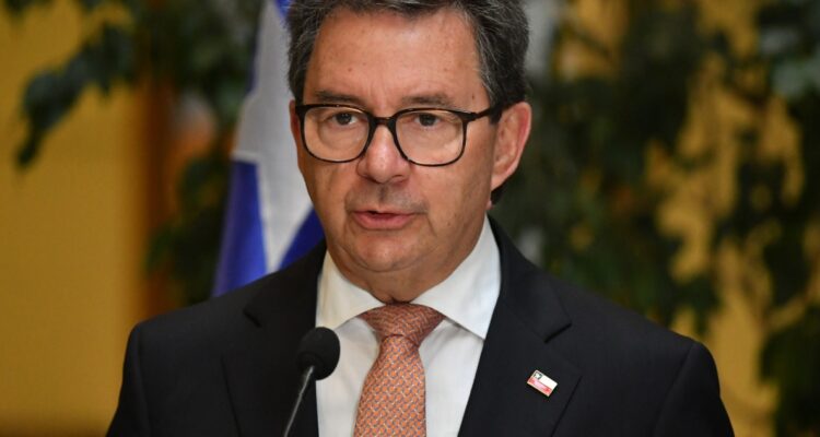 Ministro de Defensa niños haitianos