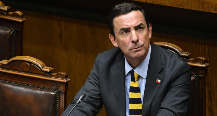 Ministro Rabat justifica polémico proyecto de cárcel de Santiago tras paralización de obras