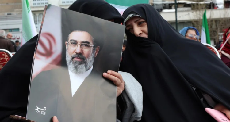Una mujer iraní sostiene un cartel del Líder Supremo de Irán, el ayatolá Mojtaba Jamenei