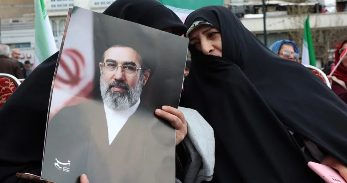 Una mujer iraní sostiene un cartel del Líder Supremo de Irán, el ayatolá Mojtaba Jamenei