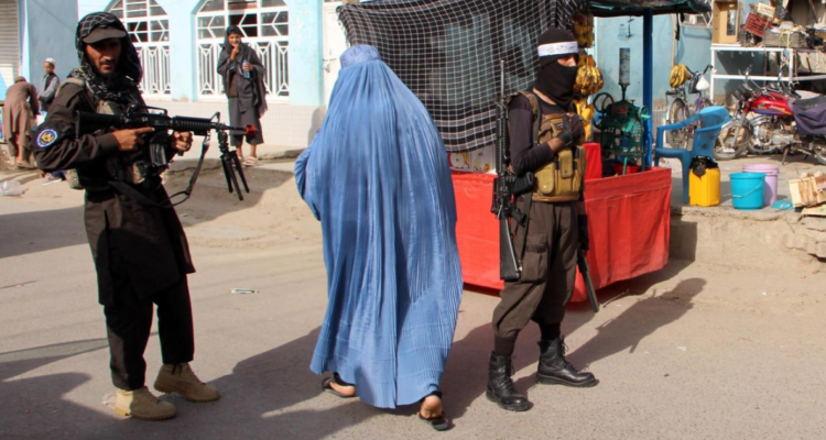 Agentes talibanes guardia durante la festividad musulmana de Eid al-Adha en Kandahar, Afganistán, el 27 de mayo
