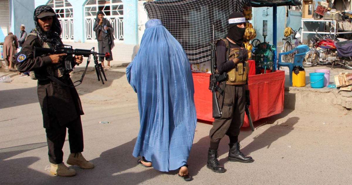 Agentes talibanes guardia durante la festividad musulmana de Eid al-Adha en Kandahar, Afganistán, el 27 de mayo