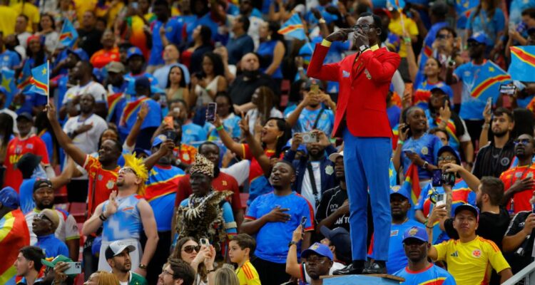 Hincha estatua de RD Congo llegó al duelo con Colombia en Mundial 2026.