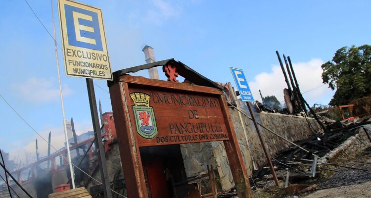 Reconstrucción del municipio de Panguipulli llega al 50% tras incendio en protestas de 2021