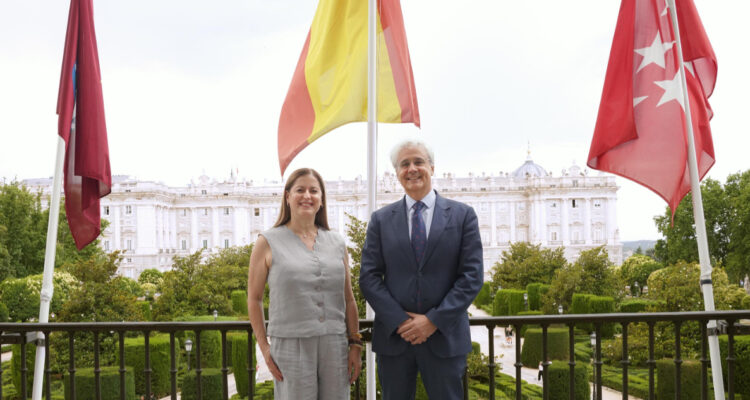 Teatro Real de España y Municipal de Santiago firman convenio para impulsar proyección internacional