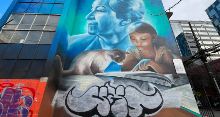 Vandalizan con grafiti mural que reconoce legado de Premio Nobel, Gabriela Mistral, en Temuco